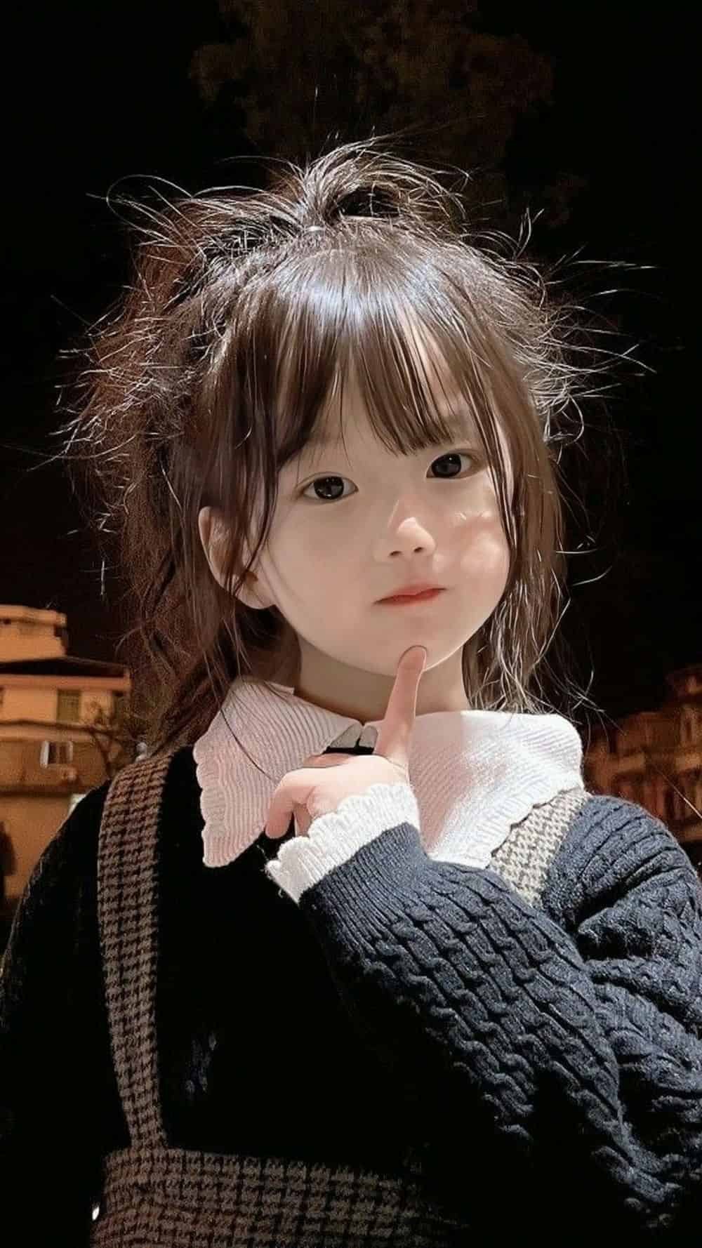 Bé gái xinh hồn nhiên