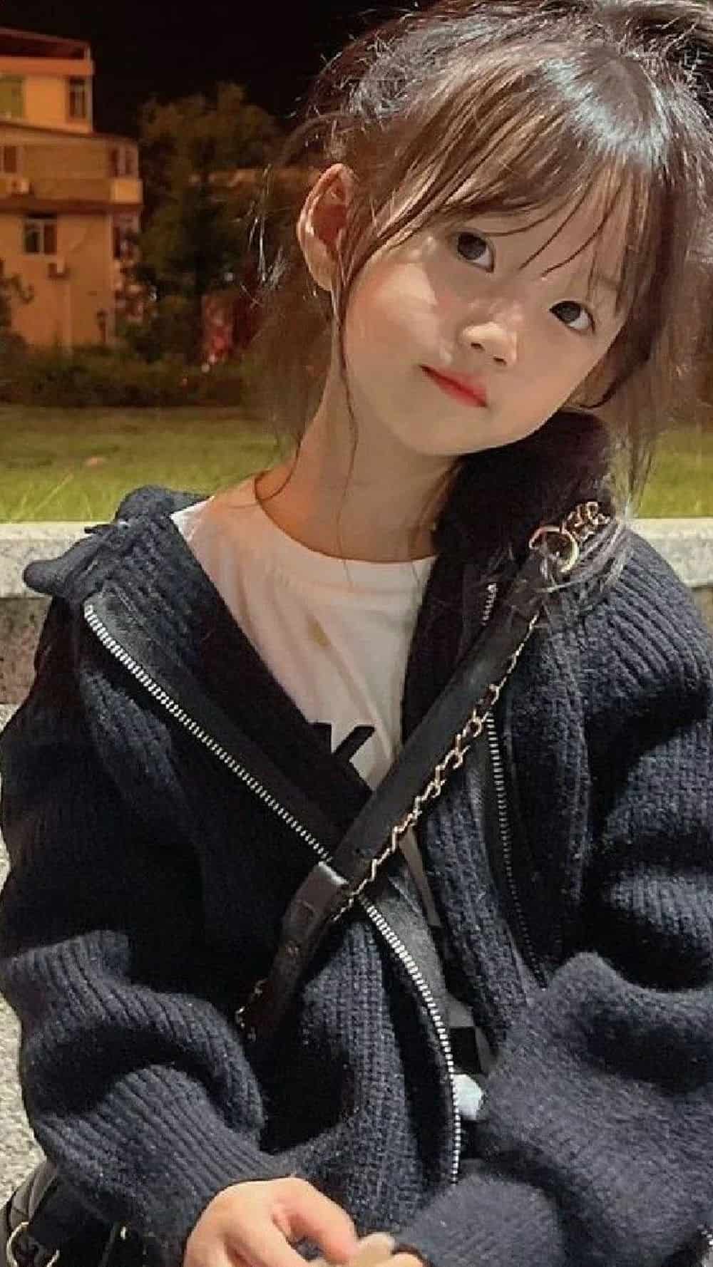 Bé gái xinh ngây thơ