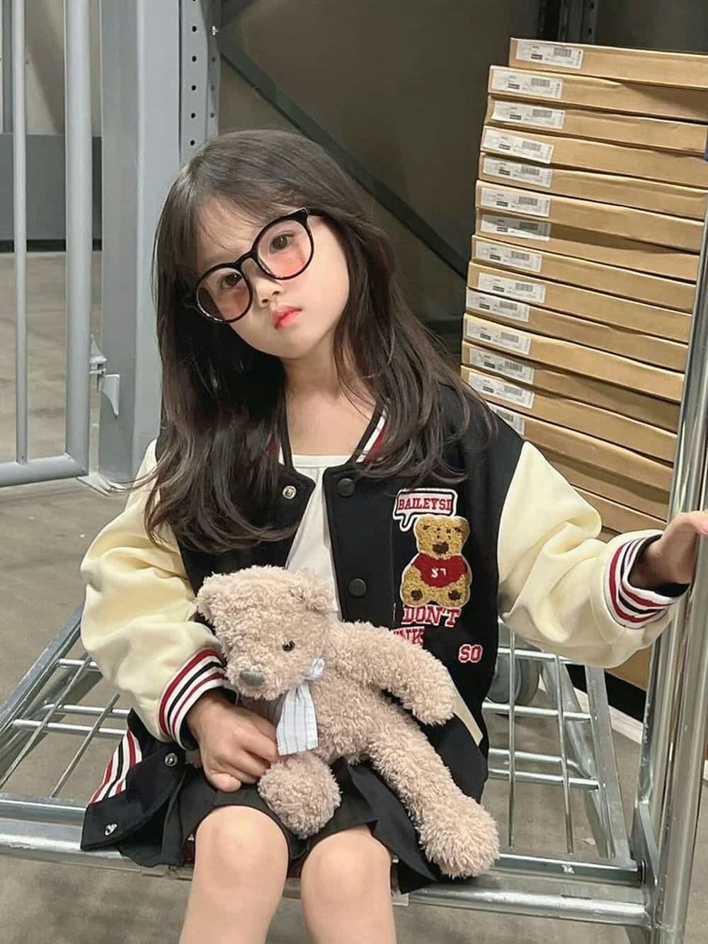 Bé gái xinh rạng rỡ