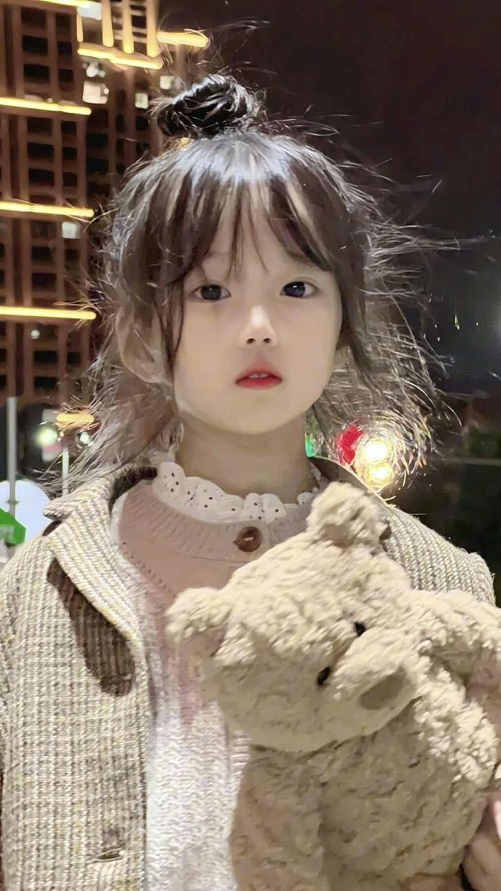 Bé gái xinh tinh nghịch