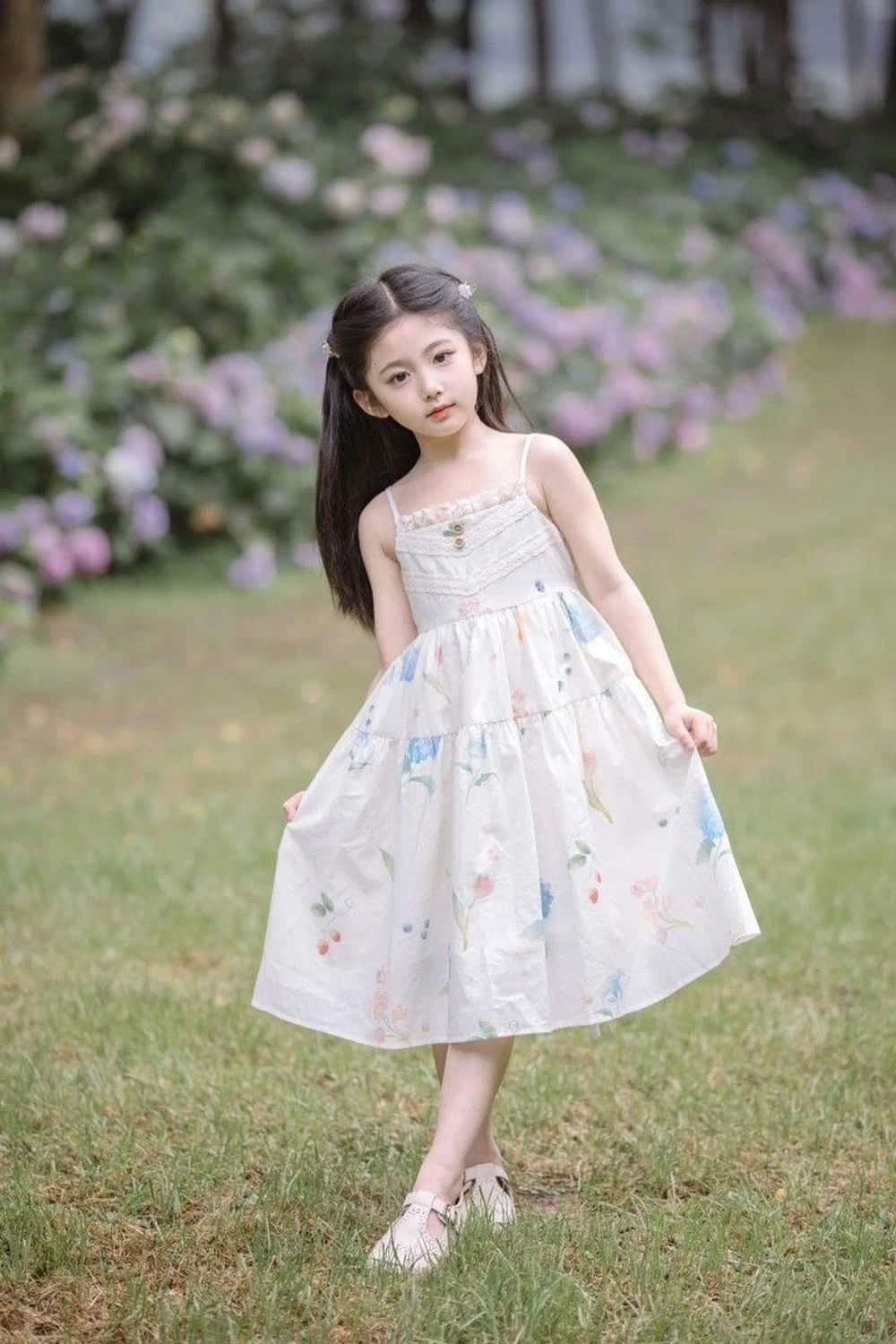 Bé gái xinh tươi cười