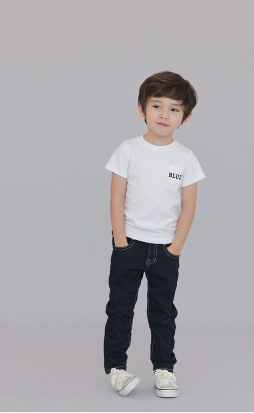 Bé trai đẹp hồn nhiên