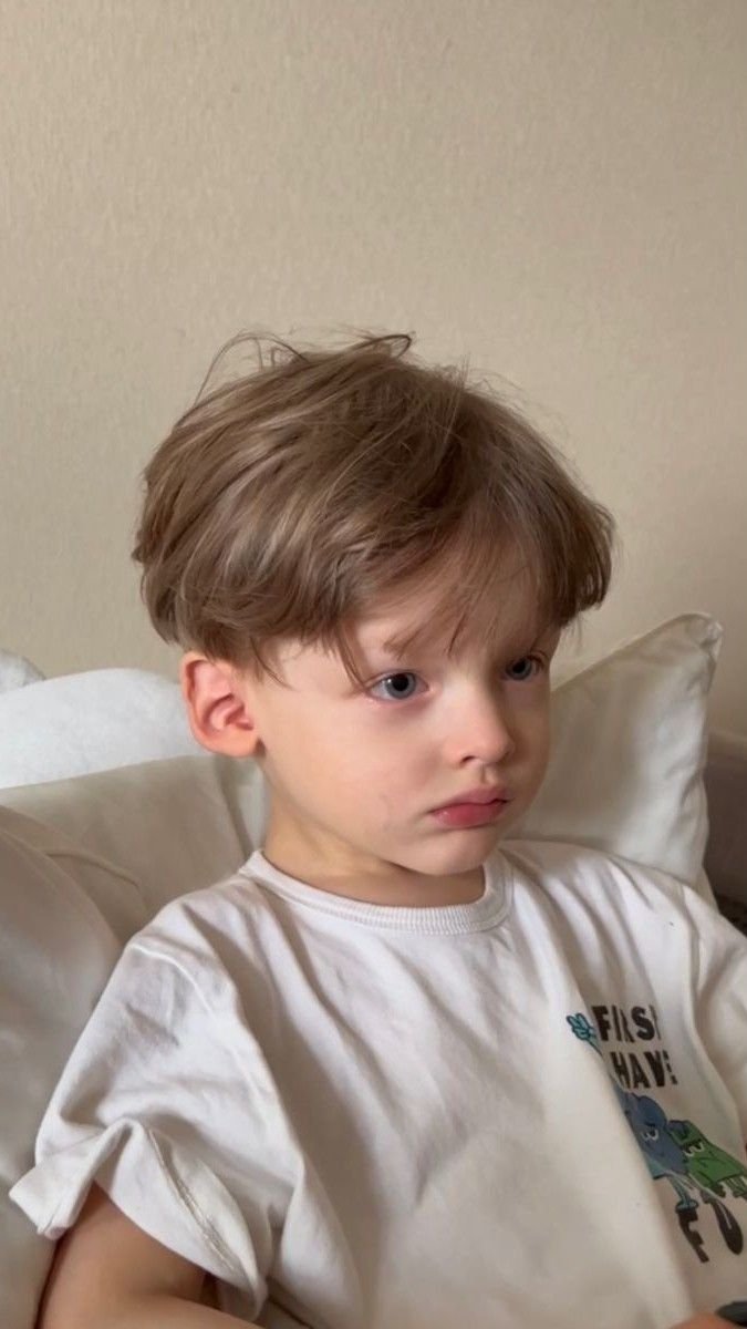 Bé trai đẹp ngây thơ