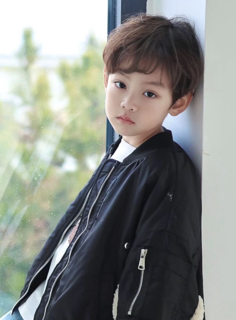 Bé trai đẹp tinh nghịch