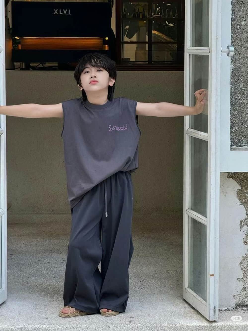 Bé trai đẹp trong trẻo