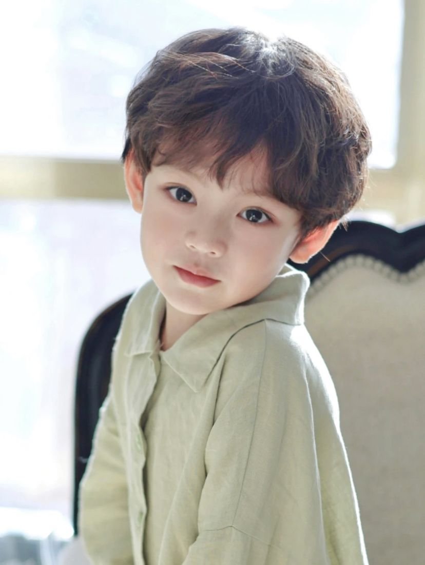 Bé trai đẹp tươi sáng