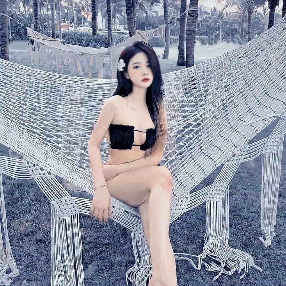 Cô gái bikini nhảy tiktok