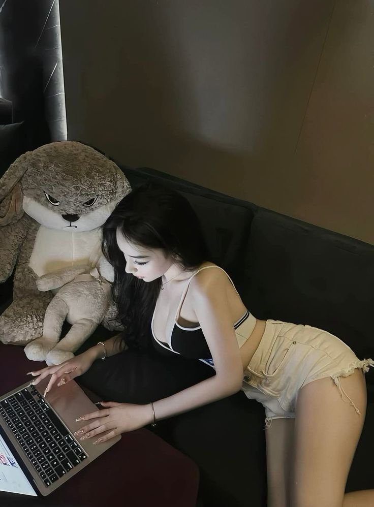 Cô gái che mặt xinh