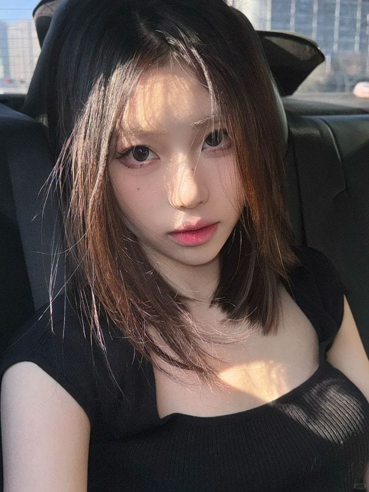 Cô gái tóc ngắn cute