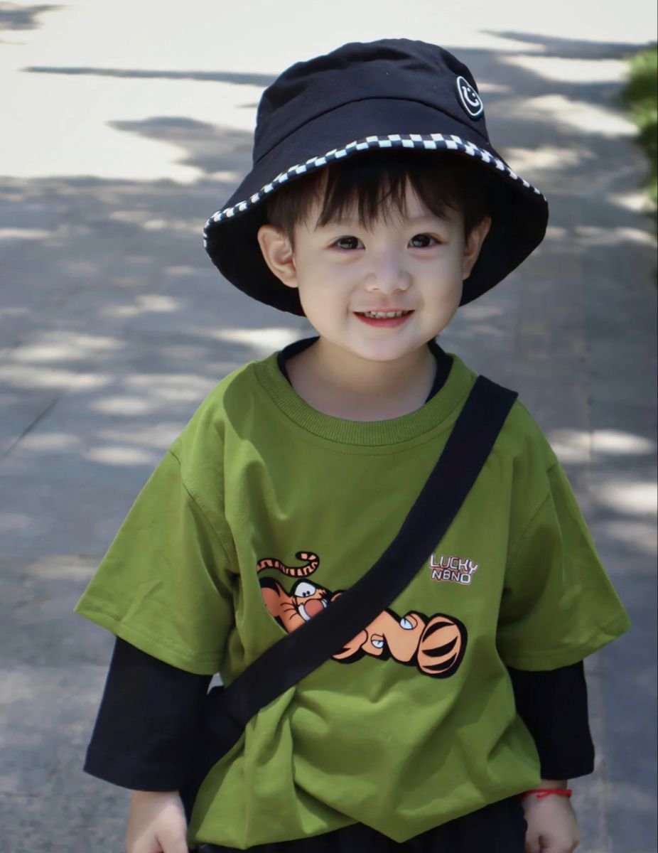 Em bé đẹp trai đôi má