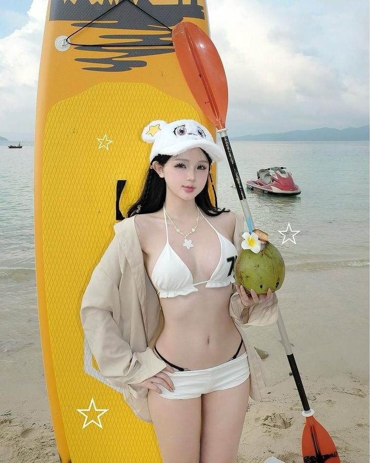 Gái xinh bikini trên cát trắng