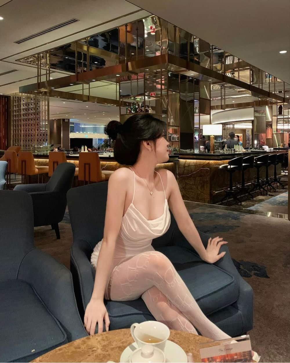 Gái xinh che mặt lạnh