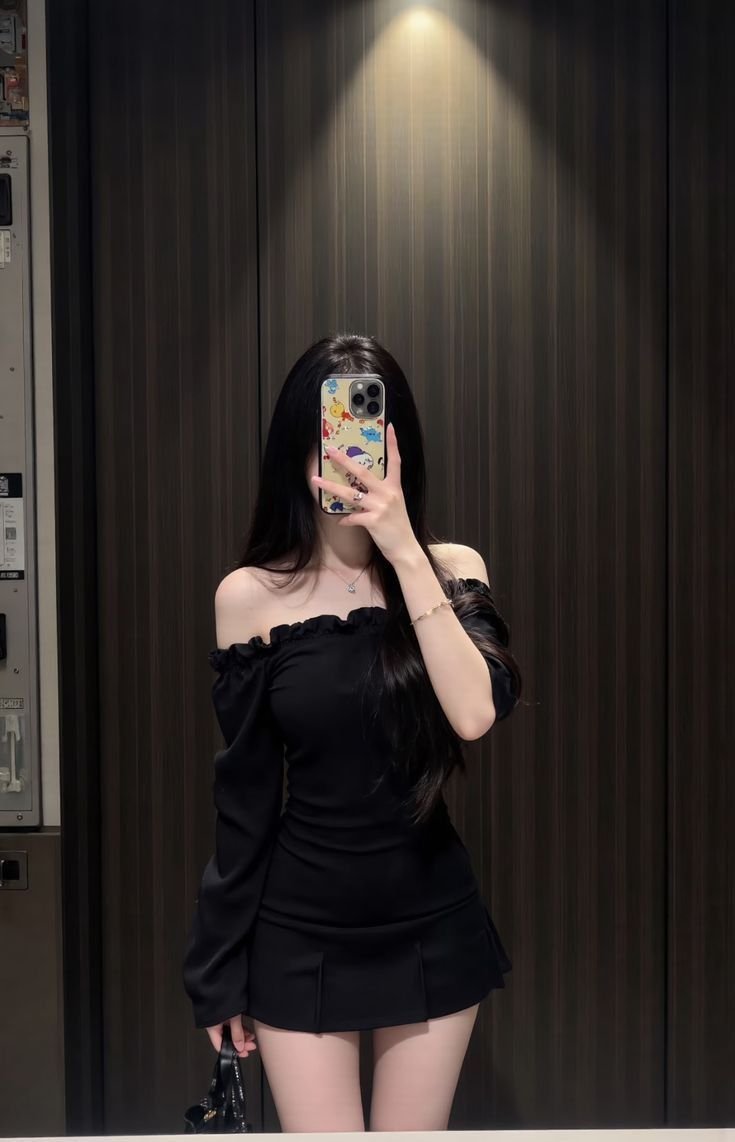 Gái xinh che mặt nét