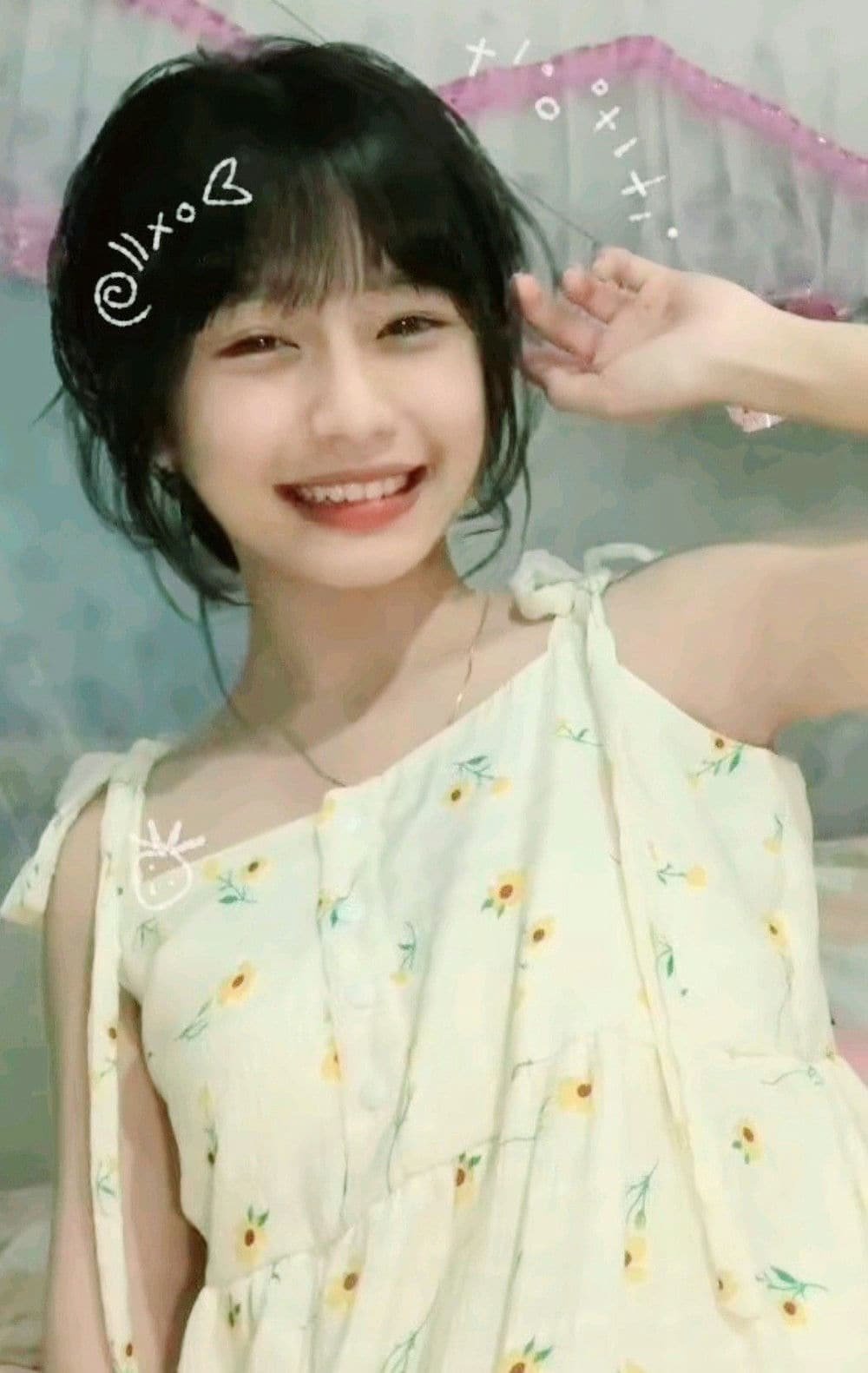 Gái xinh cười đáng yêu nhẹ