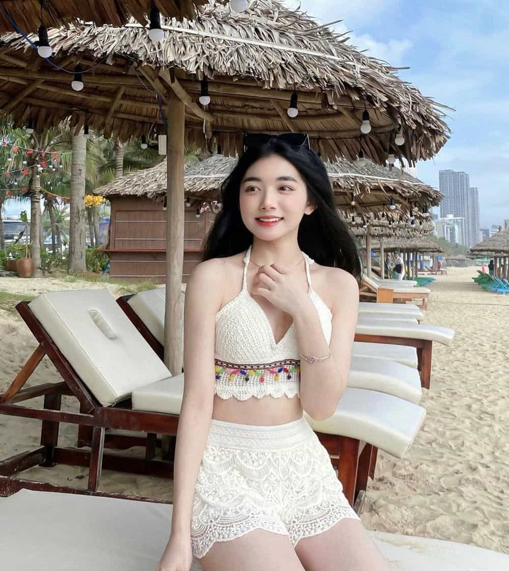 Gái xinh cười ngọt dịu dàng