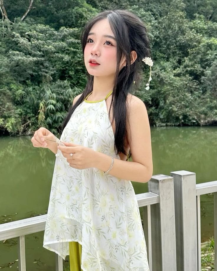 Gái xinh cười ngọt ngào tự