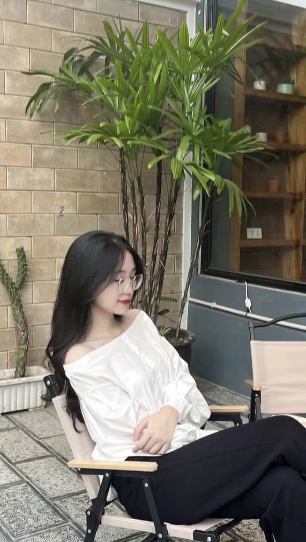 Gái xinh đeo kính cuốn hút