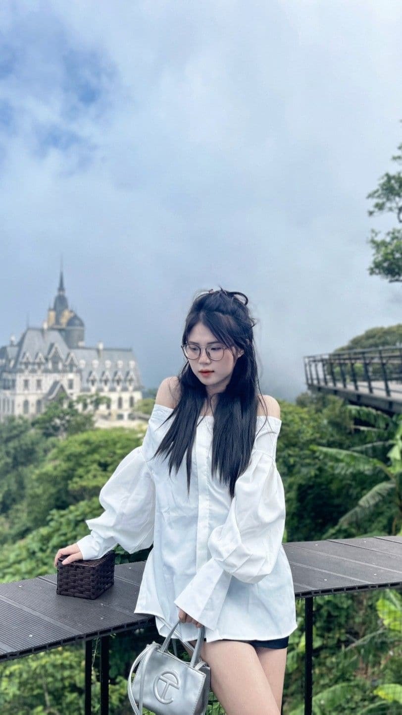 Gái xinh đeo kính đáng yêu