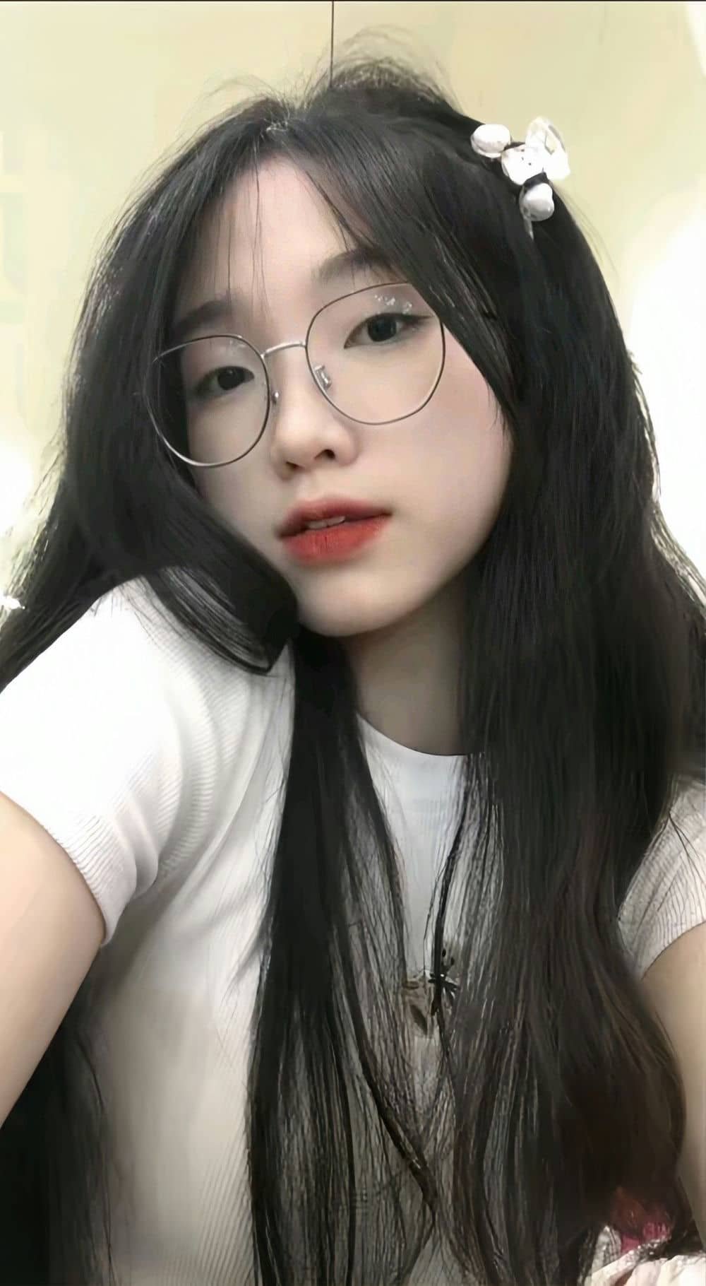 Gái xinh đeo kính dịu dàng