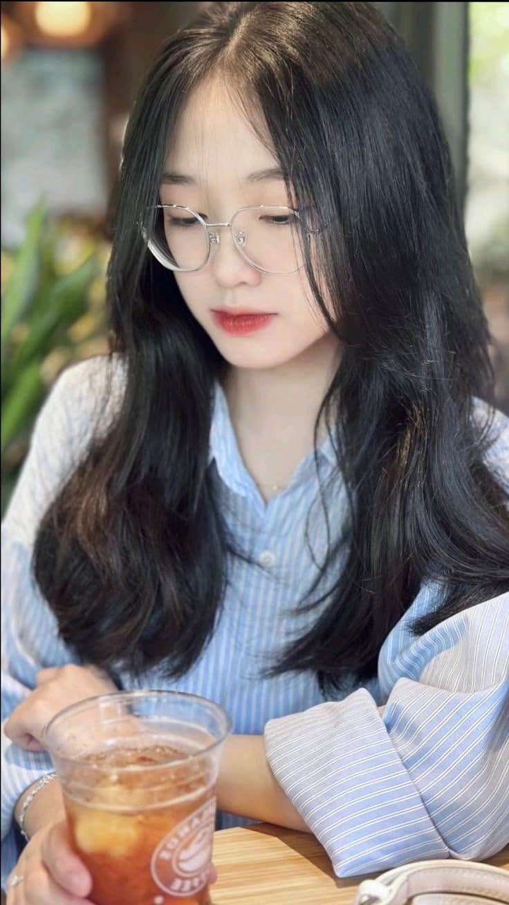 Gái xinh đeo kính duyên dáng