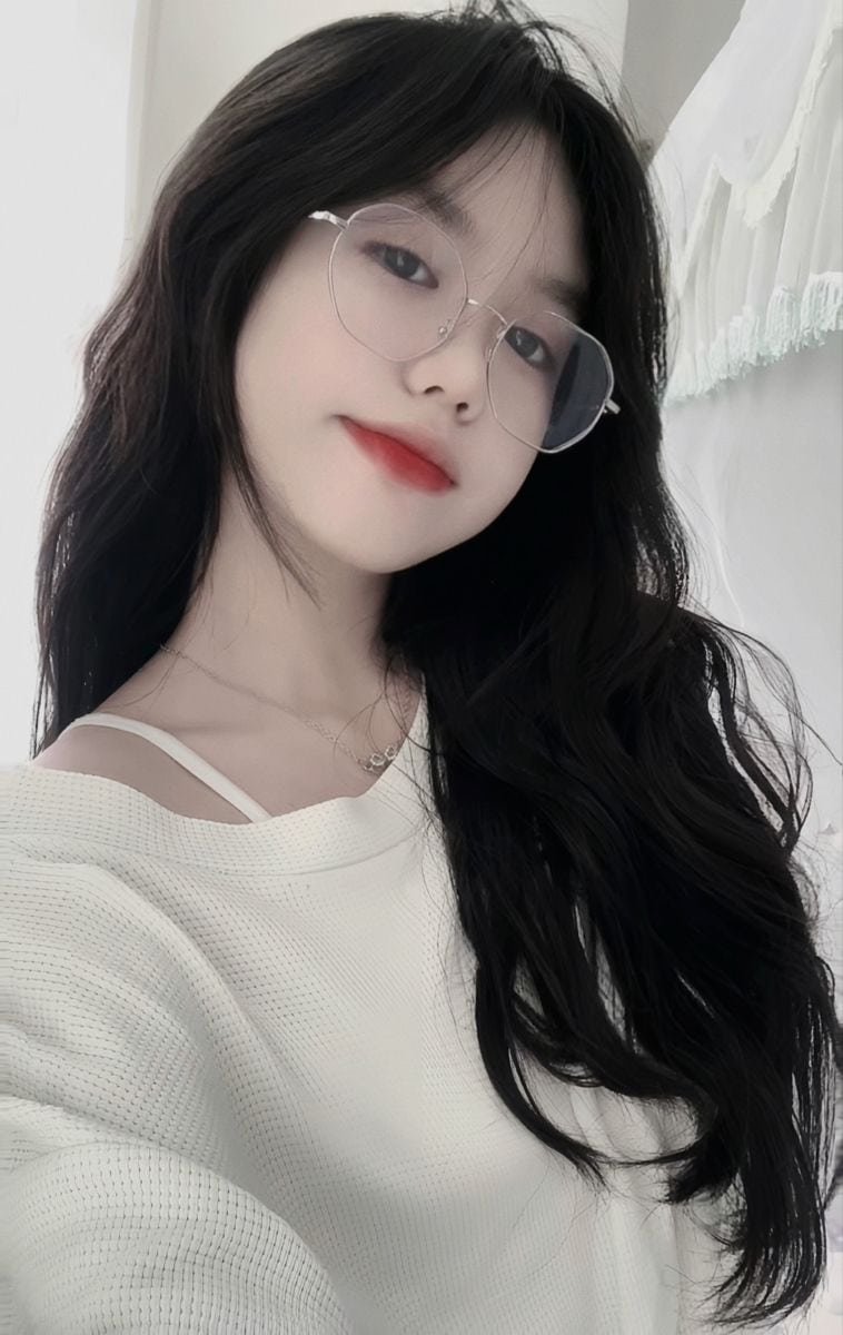 Gái xinh đeo kính trẻ trung