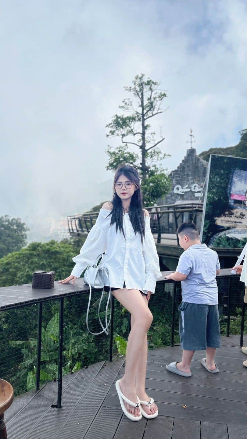 Gái xinh đeo kính tự nhiên