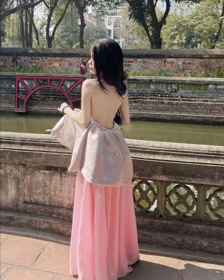 Gái xinh quay lưng cuốn