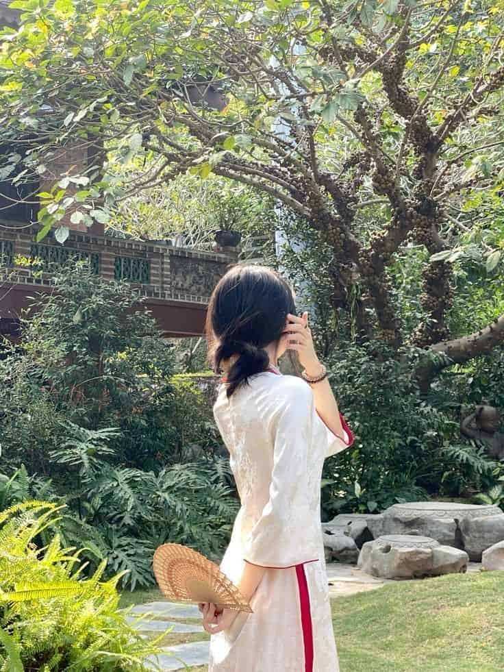 Gái xinh quay lưng dáng