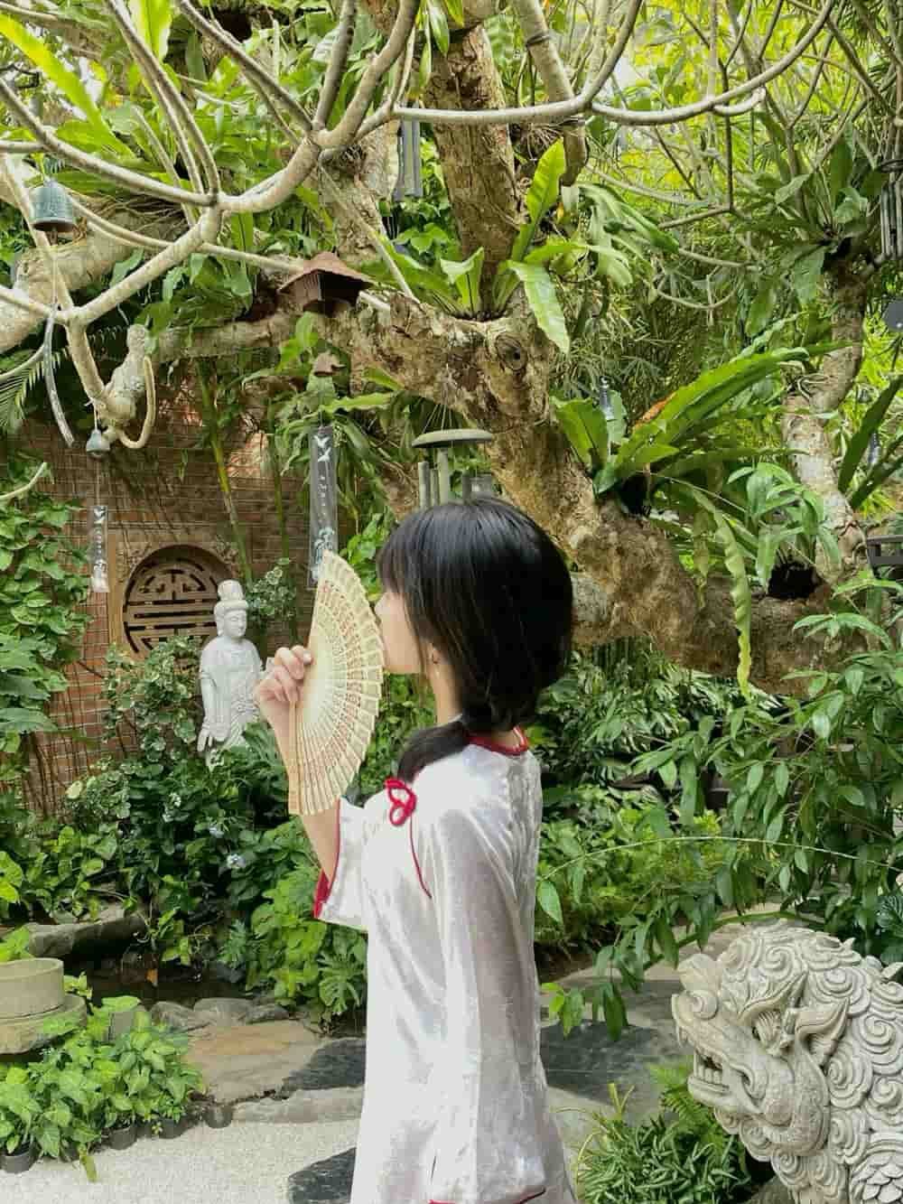 Gái xinh quay lưng dịu