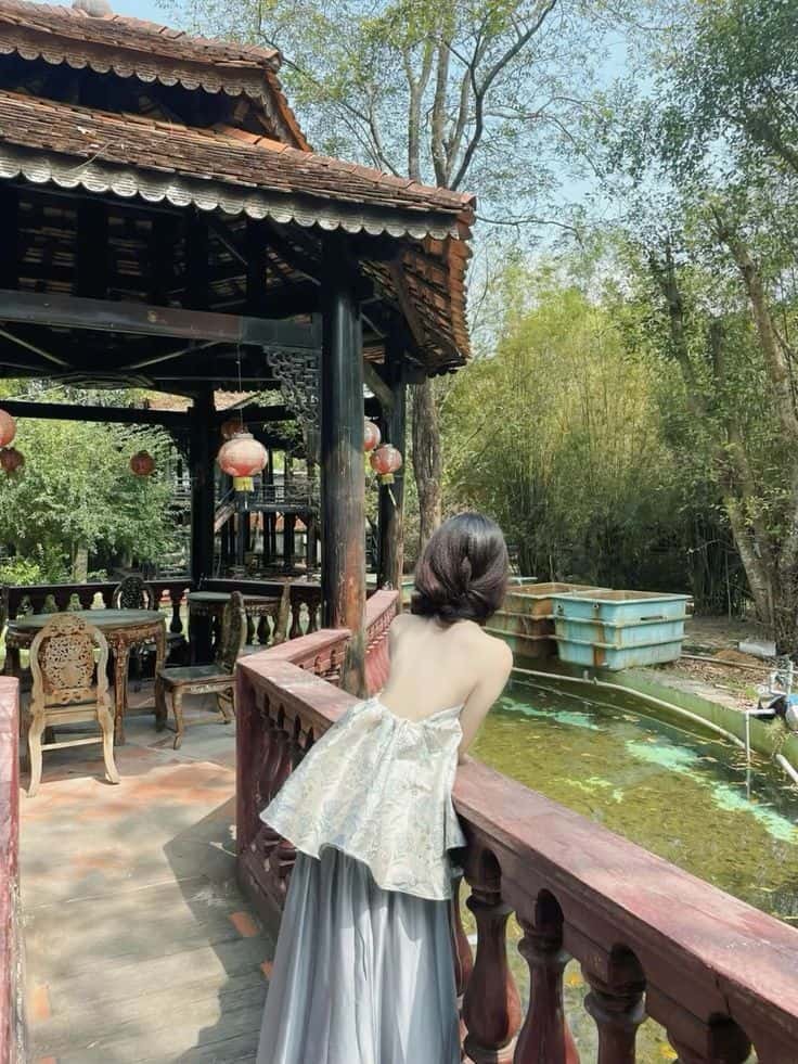 Gái xinh quay lưng hút