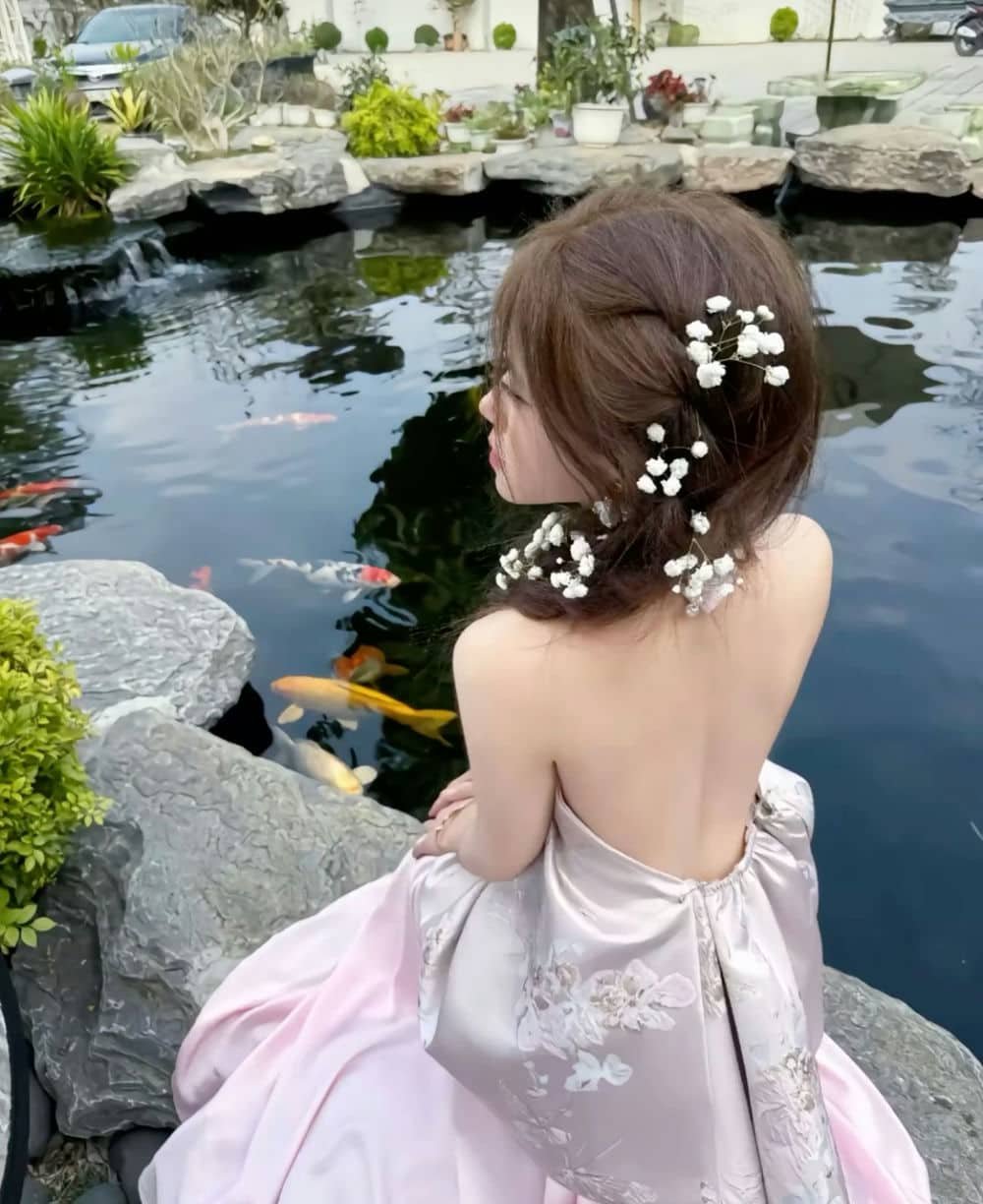 Gái xinh quay lưng phong