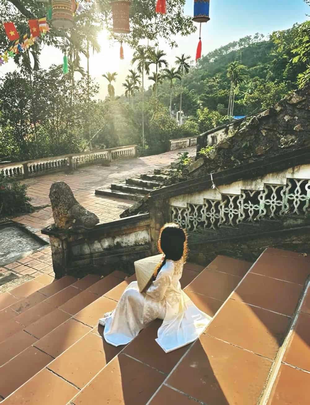 Gái xinh quay lưng thu