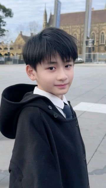 Góc nghiêng trai đẹp 9 tuổi