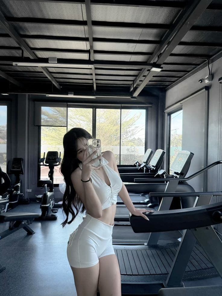 Hot girl tập gym cá tính