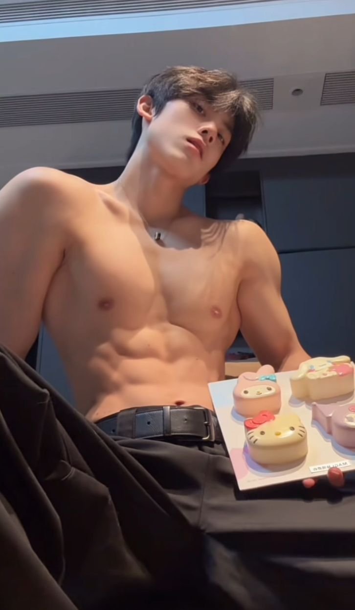 Nam thần hàn quốc múi