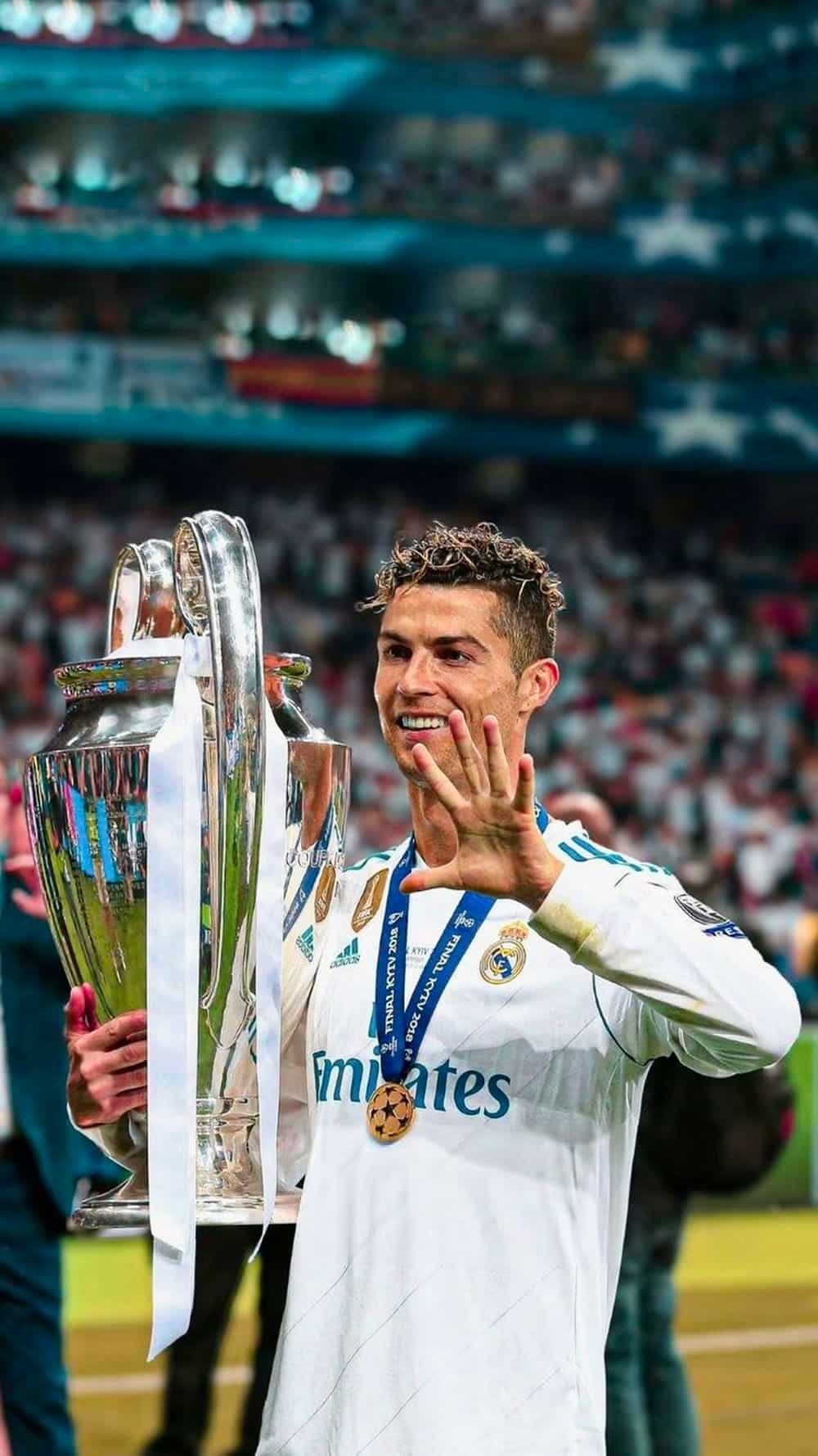 Ronaldo đẹp trai tỏa sáng