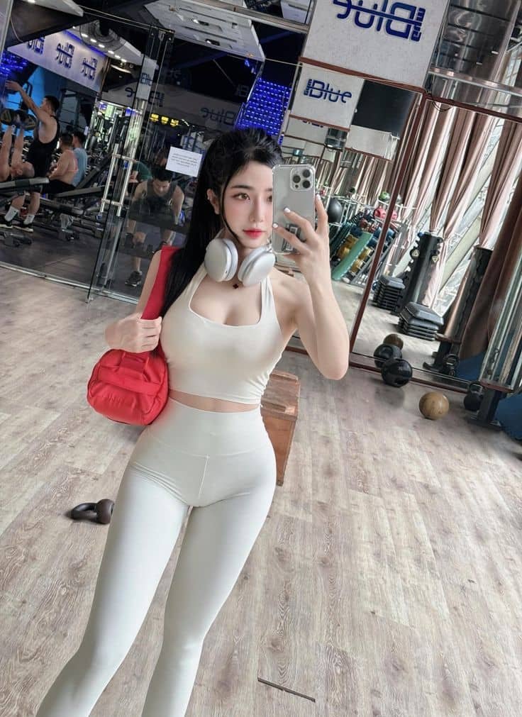 Thiếu nữ tập gym năng động