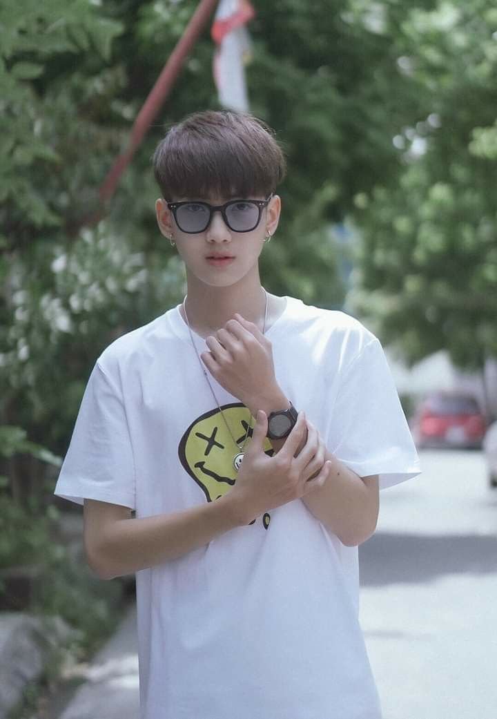 Trai đẹp lớp bảy rạng rỡ