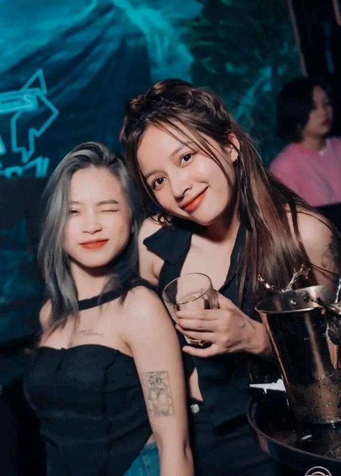 ảnh chân dài ở club