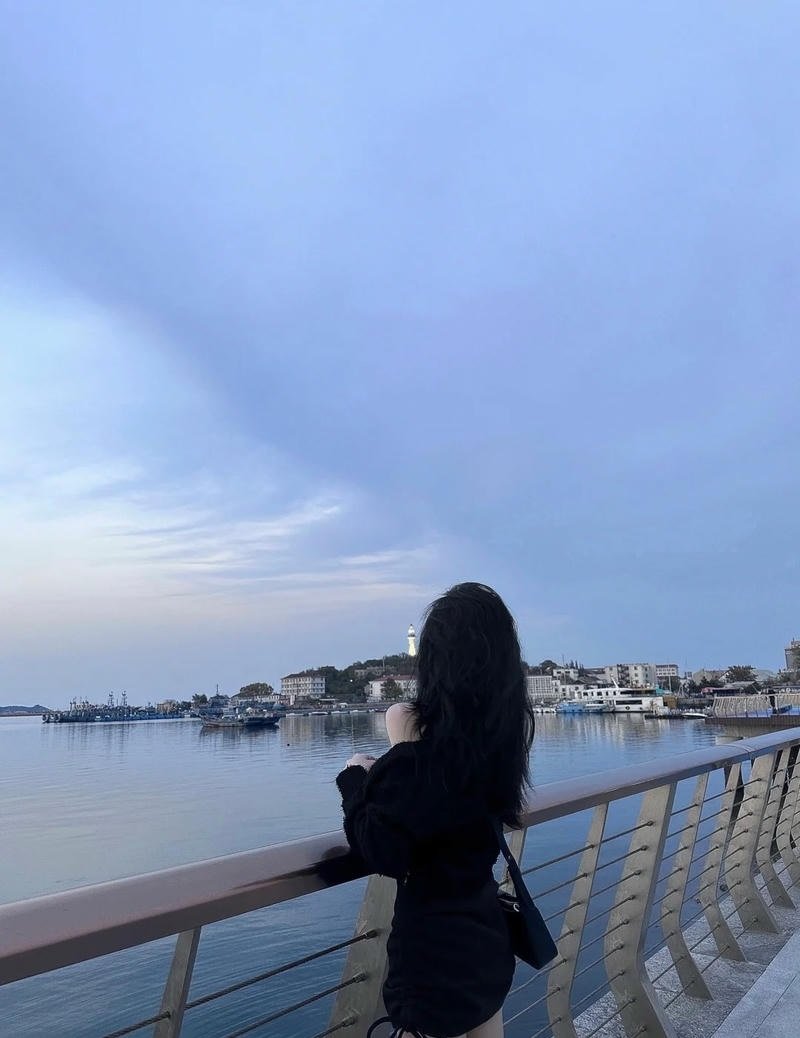 ảnh cô gái tóc dài nhìn phía sau