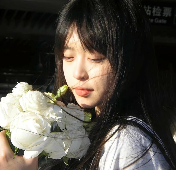 ảnh cô gái xinh cầm hoa