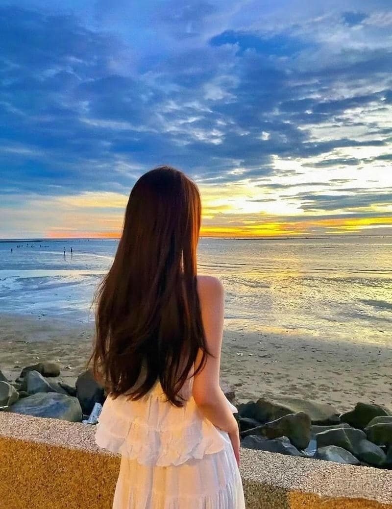 ảnh cô gái xinh quay lưng