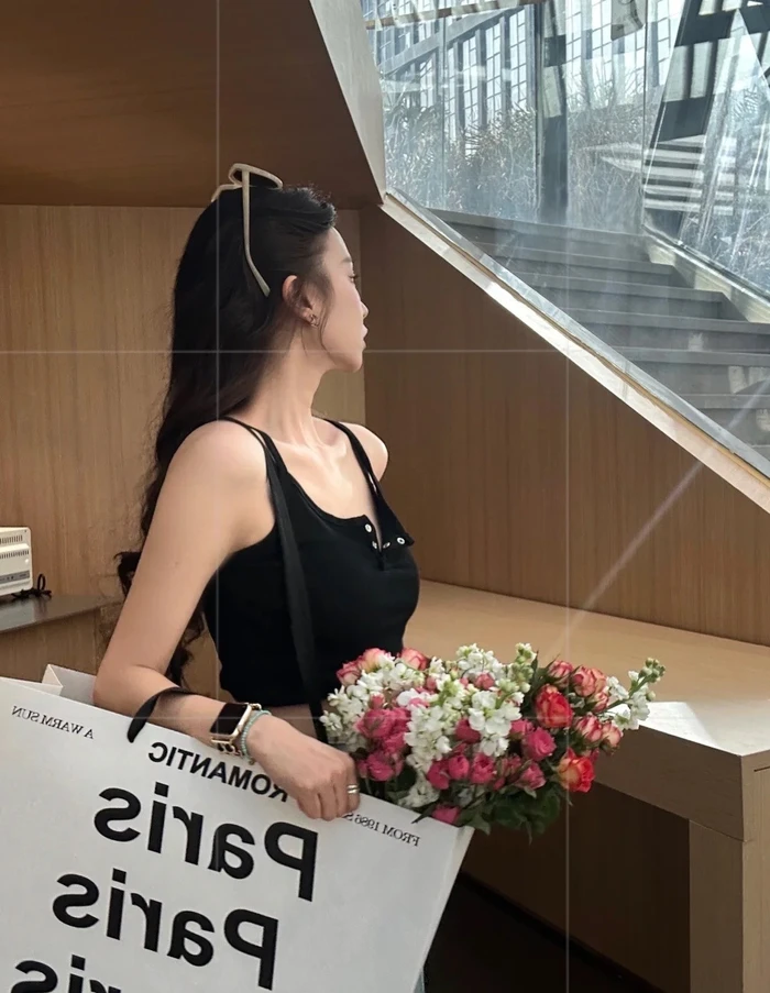 ảnh gái cầm hoa xinh
