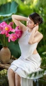 ảnh gái xinh áo yếm đỏ