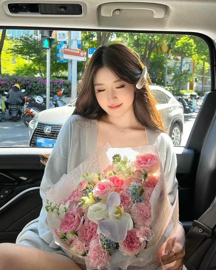 ảnh gái xinh cầm hoa