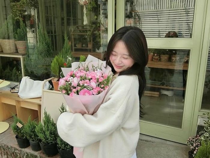 ảnh gái xinh cầm hoa nhẹ nhàng