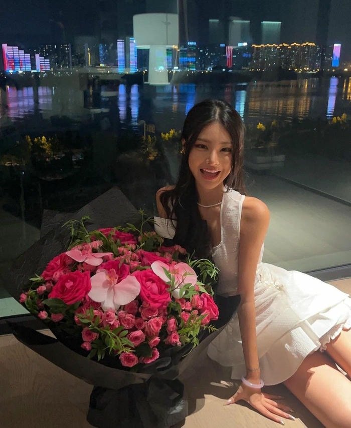 ảnh gái xinh cầm hoa nổi bật