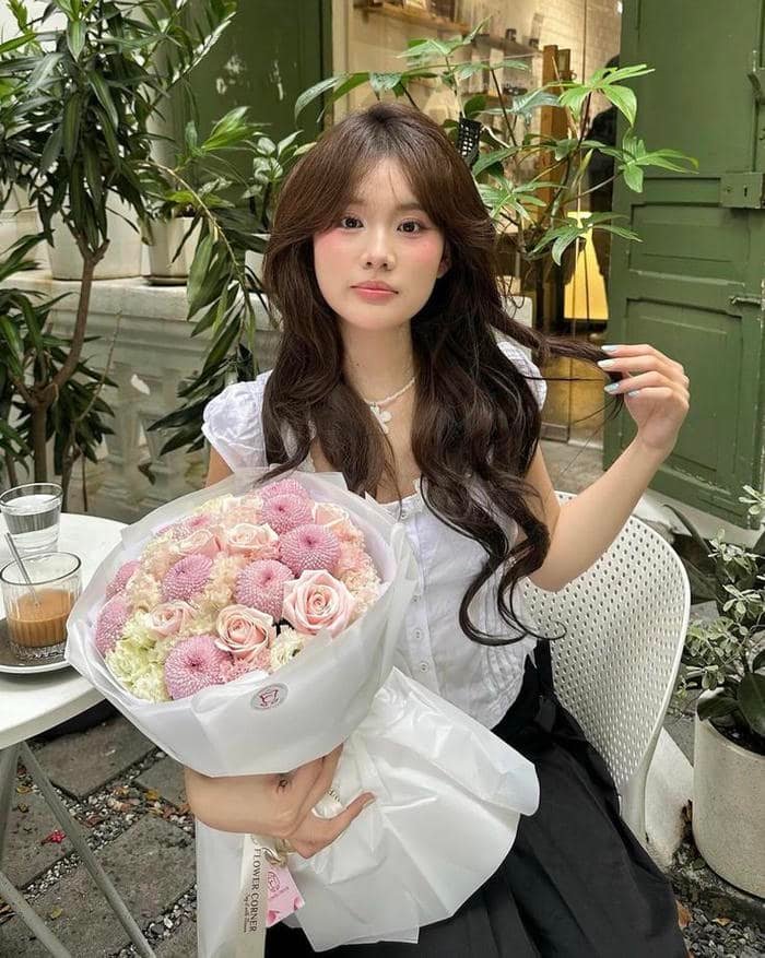 ảnh gái xinh cầm hoa quyến rũ