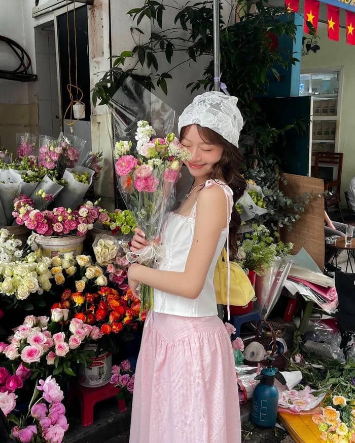 ảnh gái xinh cầm hoa selfie