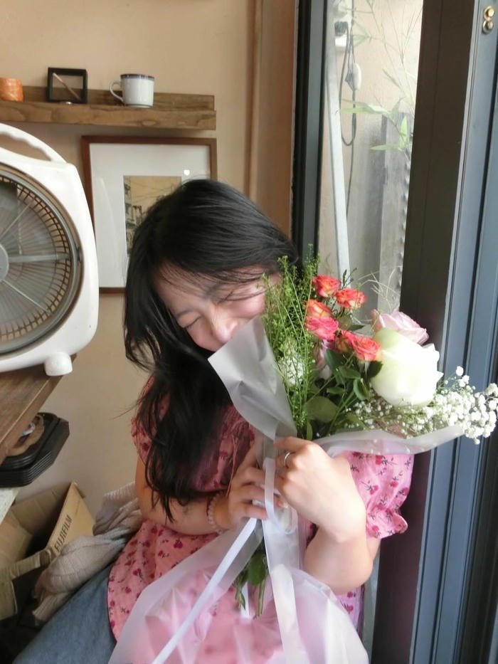ảnh gái xinh cầm hoa tóc dài